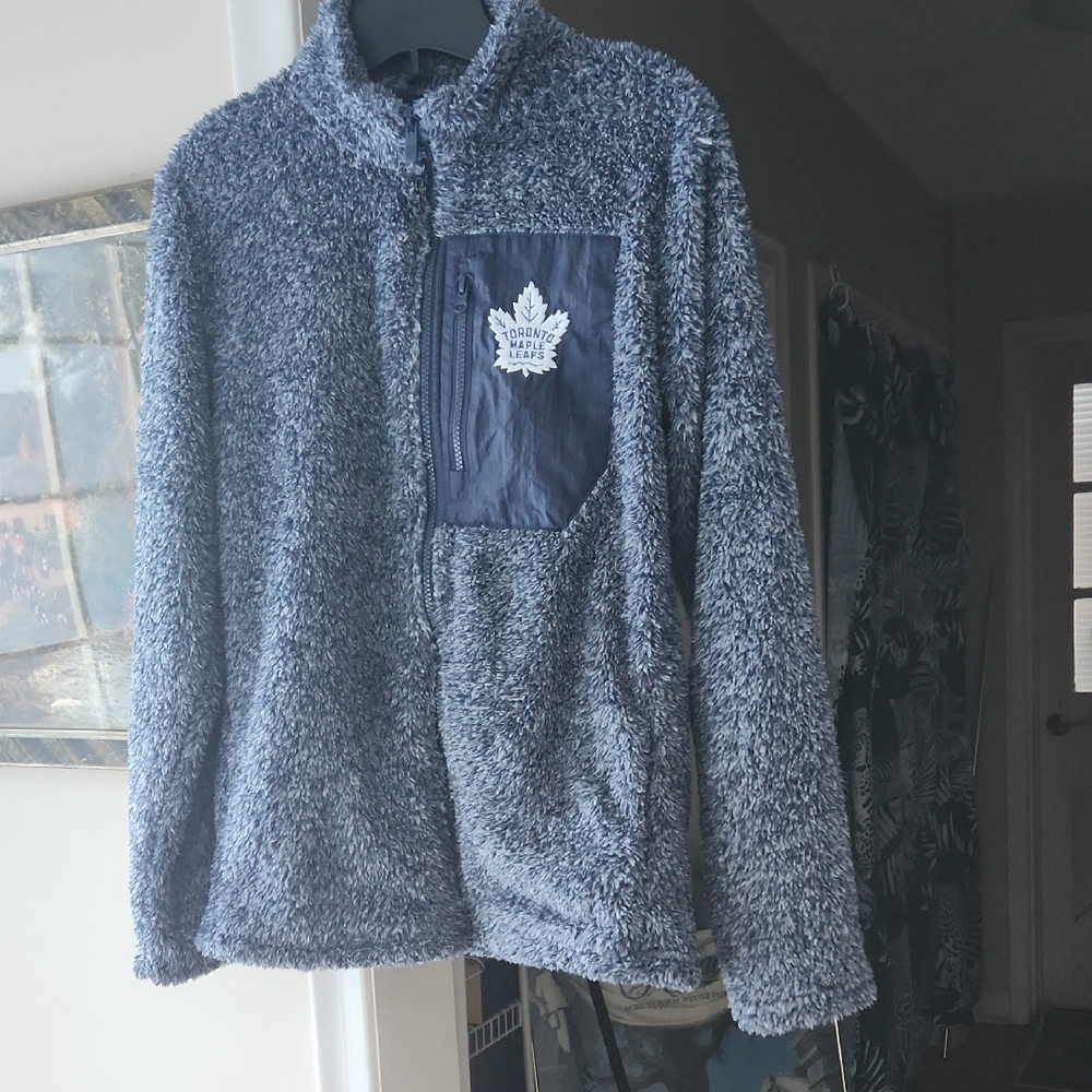 Q22 NHL Toronto Maple Leafs super soft Sherpa Fleece Jacket / Top w/ 3 pockets